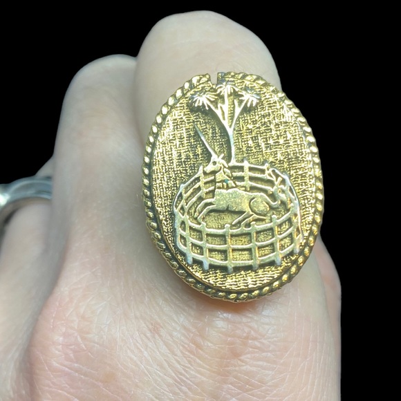 corday Jewelry - Vtg Gold Tone UNICORN IN CAPTIVITY RING w/SOLID PERFUME SZ. 7~9(Adjustable)